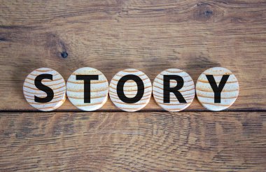 Tahta masadaki ahşap dairelerde 