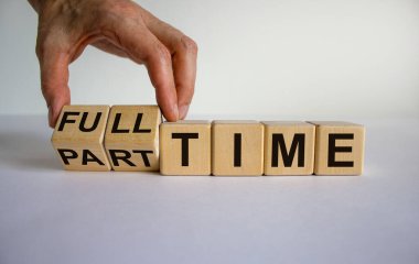 El küpleri dönüştürüyor ve 'tam zamanlı' kelimesini 'yarı zamanlı' ya da tam zamanlı olarak değiştiriyor. Güzel beyaz arka plan. İş konsepti. Boşluğu kopyala.