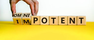 El küpleri döndürüyor ve 'iktidarsız' kelimesini 'her şeye kadir' ya da tam tersi olarak değiştiriyor. Güzel sarı masa, beyaz arka plan. Tıbbi konsept. Boşluğu kopyala.