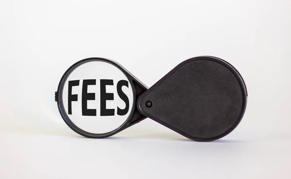 Μεγέθυνση Γυαλί Λέξη Fees Όμορφο Λευκό Φόντο Επιχειρηματική Έννοια Αντίγραφο — Φωτογραφία Αρχείου