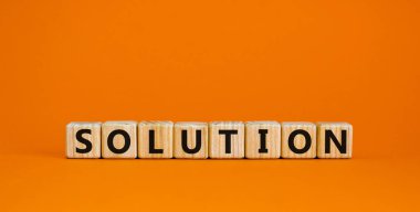 Güzel turuncu arkaplandaki küplerde 