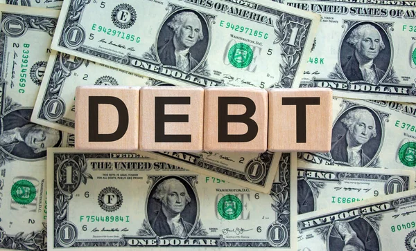 Begriff Schulden Auf Würfeln Vor Schönem Hintergrund Von Dollarscheinen Geschäftskonzept — Stockfoto