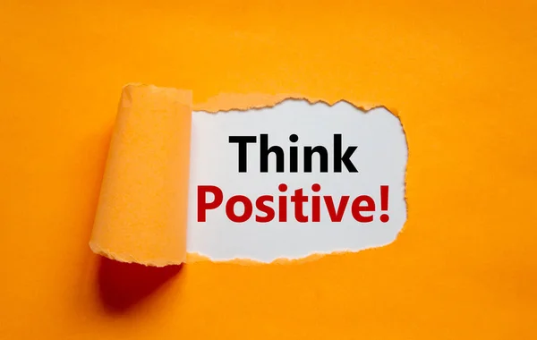 Der Text Think Positive Erscheint Hinter Zerrissenem Orangefarbenem Papier Geschäftskonzept — Stockfoto