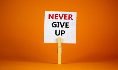 Beyaz kağıtlı ahşap mandal. 