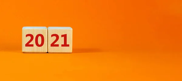 Träkuber Med Nummer 2021 Vacker Orange Bakgrund Kopiera Utrymme Affärsidé — Stockfoto