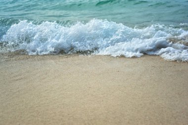 Kumsalda köpüklü deniz beyaz dalgası