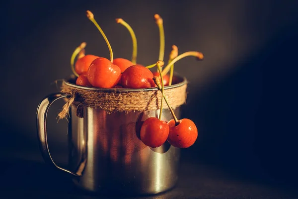 Cerezas Maduras Jugosas Una Vieja Taza Metal Sobre Fondo Rústico —  Fotos de Stock