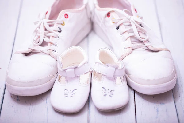 Zapatillas Deporte Del Bebé Papá Sobre Fondo Madera Blanca Concepto — Foto de Stock
