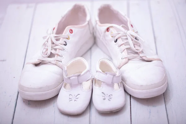 Zapatillas Deporte Del Bebé Papá Sobre Fondo Madera Blanca Concepto — Foto de Stock