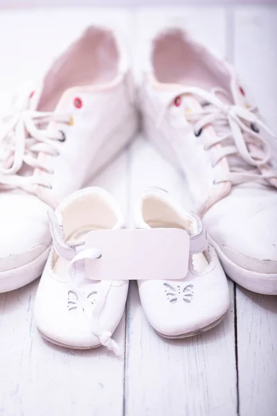 Deux Paires Chaussures Sport Sur Fond Bois Blanc Les Chaussures — Photo