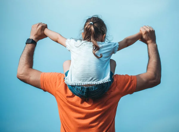 Visão Traseira Imagem Pai Segurando Filha Seus Ombros Pai Filha — Fotografia de Stock