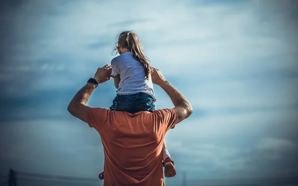Happy Family Father Child Meadow Kite Summer Nature Back View — Stock Photo, Image