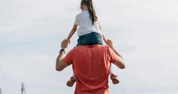Babalar Günü Konsepti Baba Kızı Gün Batımıyla Tanışır Kızı Omuzlarına — Stok fotoğraf