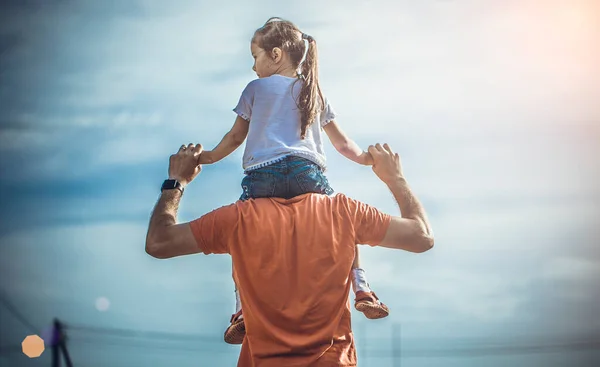 Faderns Dagskoncept Far Och Dotter Möter Solnedgången Han Lägger Flickan — Stockfoto