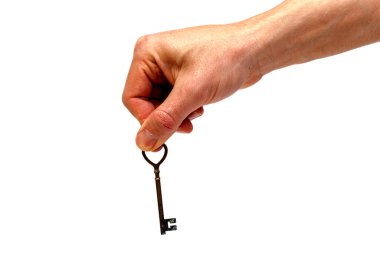 Beyaz arka planda izole edilmiş klasik bir anahtar tutan bir erkek. Asgari konsept.