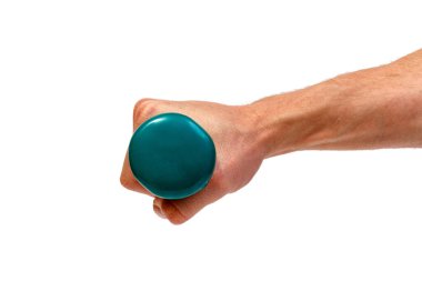 Beyaz arka planda yeşil dambılı tutan erkek el. Asgari konsept.