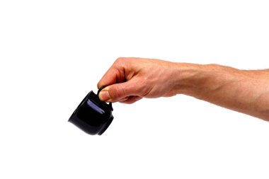 Beyaz arka planda izole edilmiş kahve fincanı tutan bir erkek. Asgari konsept.