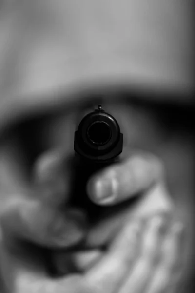 Musta Valkoinen Kuva Mies Konepellillä Aseen Tai Pistoolin Kanssa Gangsteri — kuvapankkivalokuva