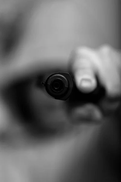 Ασπρόμαυρη Φωτογραφία Άντρας Κουκούλα Όπλο Πιστόλι Γκάνγκστερ Βία Οργή Βία — Φωτογραφία Αρχείου
