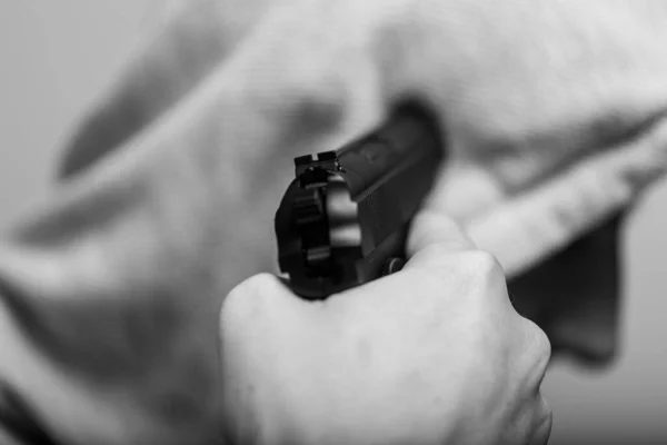 Foto Preto Branco Homem Capuz Com Arma Pistola Gangster Violência — Fotografia de Stock