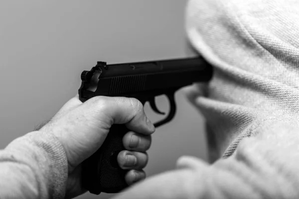 Foto Preto Branco Homem Capuz Com Arma Pistola Gangster Violência — Fotografia de Stock