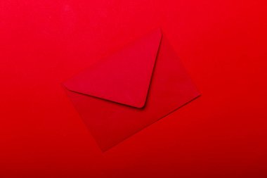 Kırmızı zarf açıldı. Koyu kırmızı arkaplanda boş bir zarf.