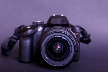Profesyonel modern DSLR kamera görüntüsü sade. Modern kamera çok geniş bir açıklık merceği ile ön planda..