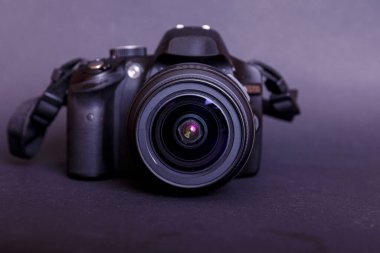 Profesyonel modern DSLR kamera görüntüsü sade. Modern kamera çok geniş bir açıklık merceği ile ön planda..