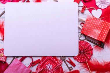 Ahşap beyaz arka plan, kırmızı kalpler ve hediyeler. Sevgililer Günü konsepti mesaj için boş. Üst görünüm kopyalama alanı.