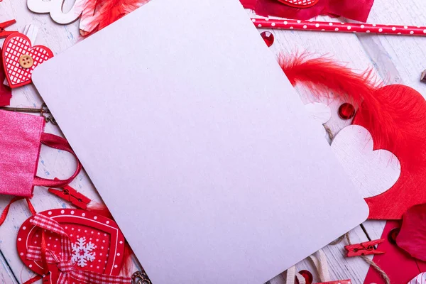 Fondo Blanco Madera Con Corazones Rojos Regalos Concepto San Valentín — Foto de Stock