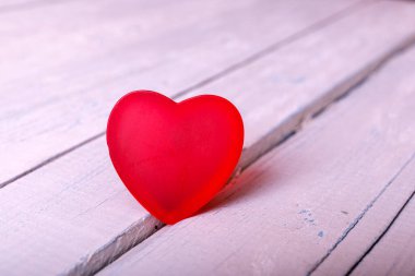 Kırmızı kalp beyaz boyalı, ahşap arka planda yumuşak odak. Kopya alanı ile en iyi Sevgililer Günü konsepti.