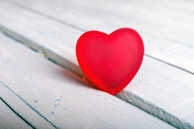 Kırmızı kalp beyaz boyalı, ahşap arka planda yumuşak odak. Kopya alanı ile en iyi Sevgililer Günü konsepti.