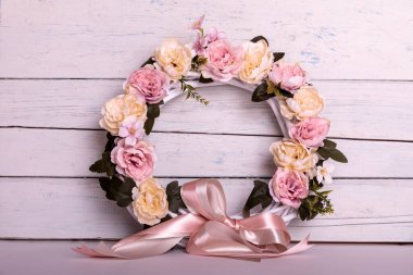 Sonbahar çelengi, yıpranmış eski bir tahta arka planda çuval bezi ile bağlanmış..