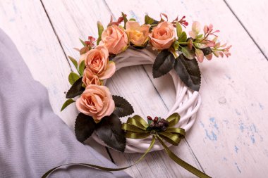 Sonbahar çelengi, yıpranmış eski bir tahta arka planda çuval bezi ile bağlanmış..