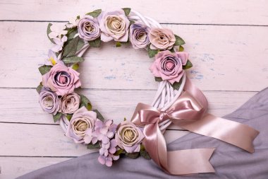 Sonbahar çelengi, yıpranmış eski bir tahta arka planda çuval bezi ile bağlanmış..