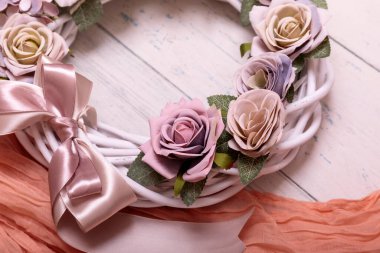 Sonbahar çelengi, yıpranmış eski bir tahta arka planda çuval bezi ile bağlanmış..