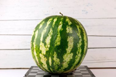 Doğal Shabbi beyaz arka planda karpuz. Ahşap arka planda tam karpuz. Vejetaryen için sağlıklı yemek. Metin için alanı kopyala