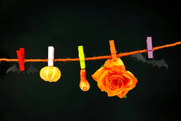 Rose Appesa Mollette Con Pipistrelli Decorativi Zucche Uno Sfondo Nero — Foto Stock