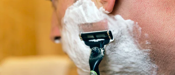 Man Shaving His Face Razor Blade Shave Foam Men Skin — Stock Photo, Image