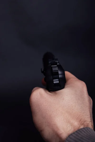 Mano Masculina Con Pistola Aislada Sobre Fondo Negro Hombre Con — Foto de Stock