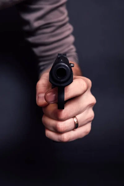 Man Hand Med Pistol Isolerad Svart Bakgrund Man Med Pistol — Stockfoto