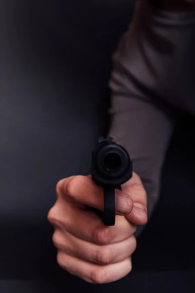 Mano Maschile Con Pistola Isolata Sfondo Nero Uomo Armato Pronto — Foto Stock