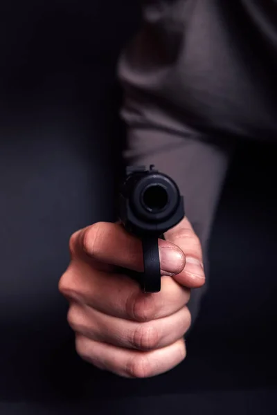 Αρσενικό Χέρι Όπλο Που Απομονώνεται Μαύρο Φόντο Άντρας Όπλο Έτοιμο — Φωτογραφία Αρχείου