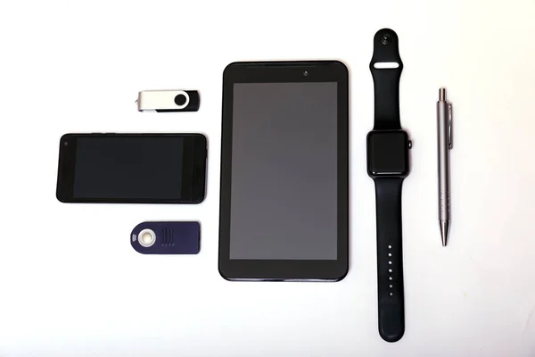 Επαγγελματικό Εκπαιδευτικό Υπόβαθρο Tablet Τηλέφωνο Pendrive Στυλό Ρολόι Λευκό Φόντο — Φωτογραφία Αρχείου