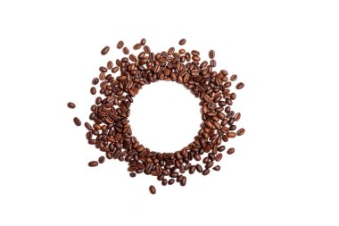 Beyaz zemin üzerinde izole edilmiş kavrulmuş kahverengi kahve çekirdeklerinin daire çerçevesi arka plan veya doku olarak kullanılabilir.