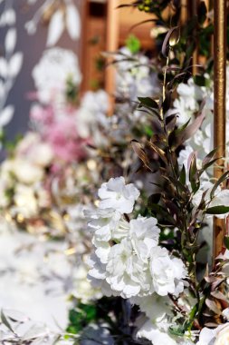 Düğün süslemeleri. Düğün için çok güzel dekore edilmiş bir masa.