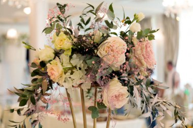 Bir gül buketi. Çiçek tasarımı, dekorasyon kadınlar günü için özel bir hediye, doğum günü vesilesi, evlilik yıldönümü