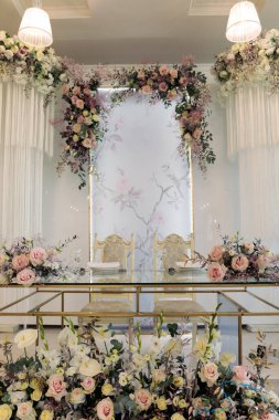 Düğün süslemeleri. Düğün için çok güzel dekore edilmiş bir masa.