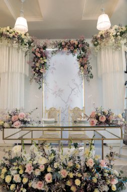 Düğün süslemeleri. Düğün için çok güzel dekore edilmiş bir masa.