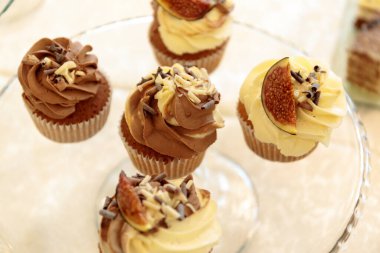 Çeşit çeşit lezzetli tatlı tatlı kremalı, meyveli ve pastalı büyük düğün masasında..